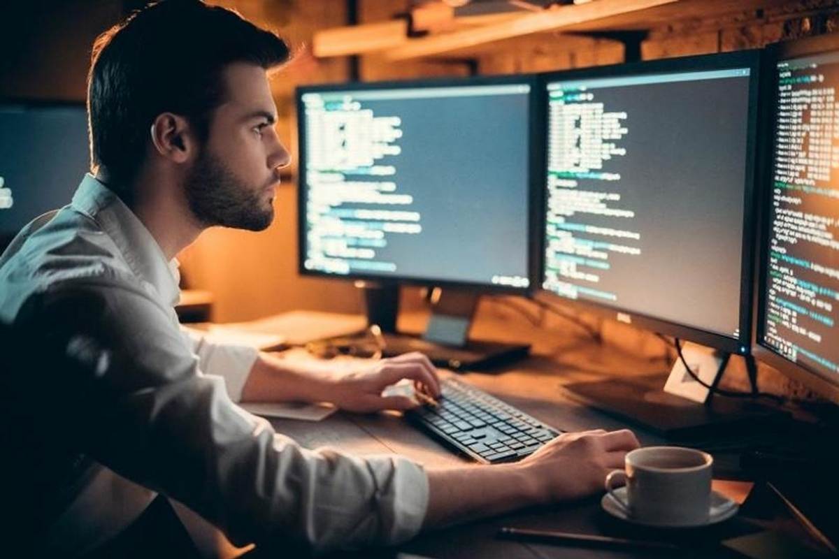 Lập trình viên là gì? Công việc là gì và lương bao nhiêu?